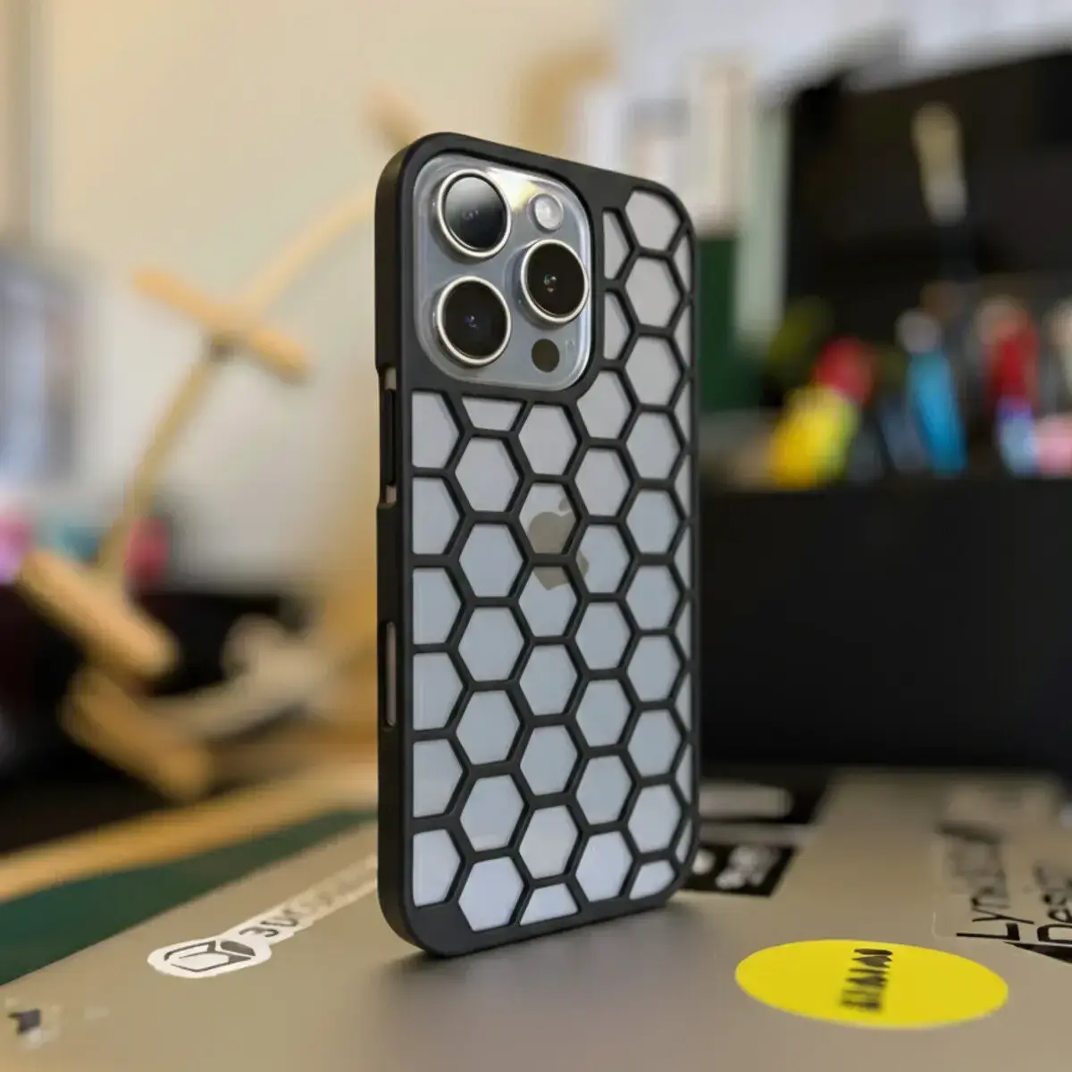 Iphone 16 Pro Delikli Telefon Kılıfı Siyah