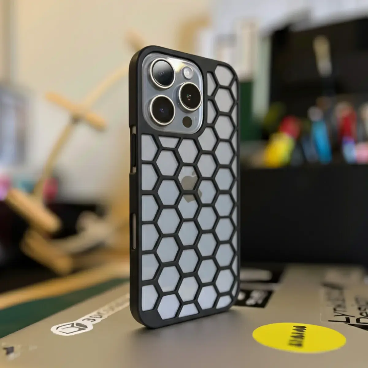 Iphone 16 Pro Delikli Telefon Kılıfı