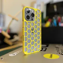 Iphone 16 Pro Delikli Telefon Kılıfı Sarı